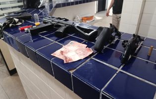 PM prende dois jovens e apreende armas, simulacro e 98 pedras de crack em Brumado