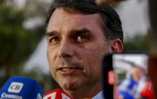 Flávio Bolsonaro critica governo Lula durante encontro com empresários em São Paulo