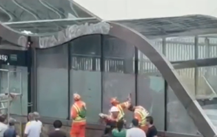 Estações de metrô na Avenida Paulista são limpas após depredação durante ato pró-Lula