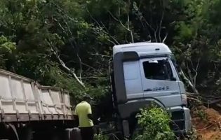 Acidente com carreta interdita BA-148 na Serra das Almas entre Livramento de Nossa Senhora e Rio de Contas