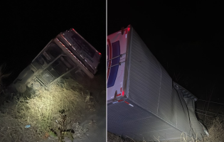 Caminhão perde os freios, sai da pista e atinge poste na BA-148, em Livramento