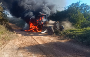 Incêndio atinge máquina da Prefeitura durante manutenção de estrada rural em Brumado