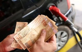 Inflação acelera em março, puxada por impacto da guerra nos combustíveis