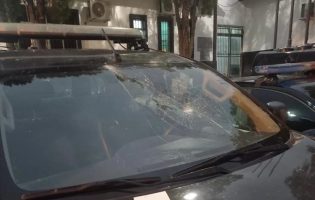 Homem é preso após arremessar pedra contra viatura em frente à delegacia de Brumado