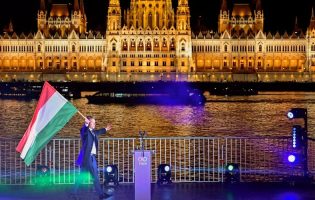 Oposição vence na Hungria e põe fim a 16 anos de governo Orbán