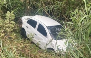 Carro roubado em Ibirapitanga é encontrado capotado às margens da BR-330, em Ubatã