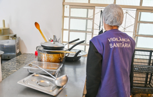 Vigilância Sanitária interdita cozinha industrial após estudantes passarem mal em Vitória da Conquista
