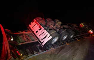 Ipiaú: Carreta carregada com dendê e leite de coco tomba na BA-650