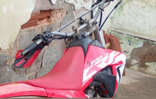 Polícia Militar apreende motocicleta com chassi adulterado e descarga livre em via pública