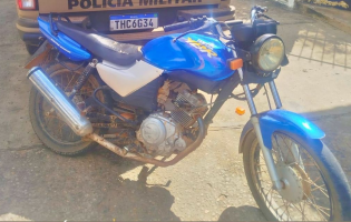 Polícia Militar apreende motocicleta adulterada e detém condutor com drogas em Brumado