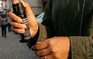 Câmara dos Deputados aprova projeto que permite uso de spray de pimenta por mulheres para autodefesa