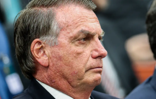 Ex-presidente Bolsonaro é internado na UTI em Brasília
