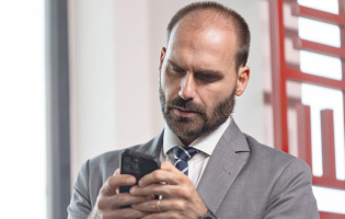 Eduardo Bolsonaro diz que denunciará a Trump eventual parcialidade do TSE