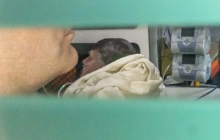 Bolsonaro está “inchado” e “irritado” na UTI, diz Carlos Bolsonaro após visita