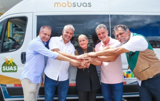 Ivana Bastos destaca avanço para assistência social com entrega de veículo para Guanambi
