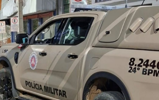 Polícia Militar detém homem por violência doméstica, mas ele retorna à casa da ex-companheira para novas ameaças logo após ser liberado