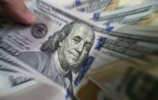 Dólar abaixo de R$ 5: o que explica a queda da moeda americana?