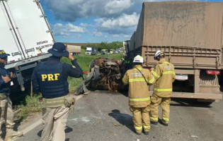 Engavetamento com nove veículos deixa um morto e seis feridos na BR-324