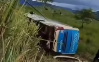 Ônibus da Novo Horizonte com passageiros de Brumado tomba em ribanceira na região de Itapetinga; 11 pessoas ficam feridas