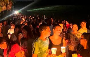 Via-Sacra Luminosa no Passa Quatro reúne centenas de fiéis em Livramento de Nossa Senhora