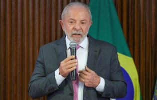 Lula diz que governo vai ‘trabalhar muito’ na regulação de big techs