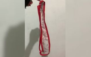Calcinha misteriosa vira motivo de barraco entre delegado e advogado em delegacia: ‘vagabundo’
