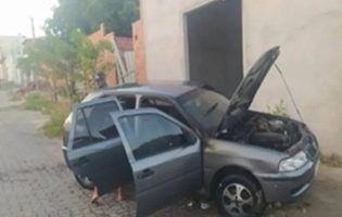 Bandidos abandonam carro em chamas após falha em tentativa de furto em Guanambi