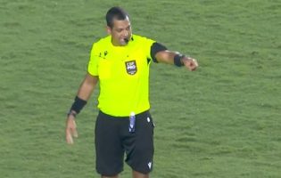 Árbitro diz ter sido desrespeitado por Léo Coelho em Vasco x Botafogo: ‘Veio me abordar aos gritos perguntando qual o critério’