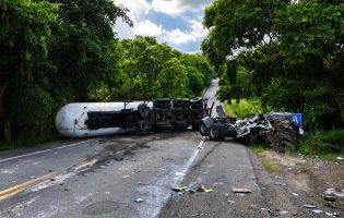 Ciclista morre após carreta com gás tombar e interditar ponte na BR-330, no sul da Bahia