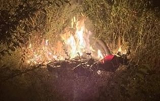 Moto pega fogo após colisão frontal na BR-122 e jovem fica gravemente ferido em Urandi