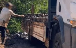 Gari fica ferido após recolher sacola com vidro descartado de forma irregular
