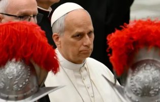 Atendente de banco ‘desliga na cara’ papa Leão XIV após pontífice se identificar, diz jornal