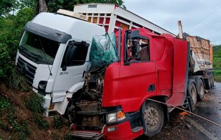 Colisão entre carretas bloqueia trecho da BR-324 e provoca congestionamento no interior da Bahia