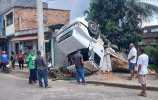 Caminhão carregado de blocos tomba na cidade de Gandu