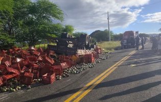 Motorista morre após tombamento de caminhão em Paramirim