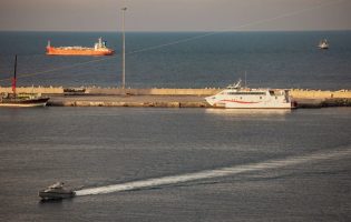 Irã rejeita ultimato de Donald Trump e mantém Estreito de Ormuz fechado