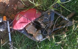 Polícia Militar recupera motocicleta roubada escondida em matagal, em Brumado.
