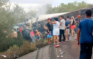 Colisão frontal entre caminhão e van deixa 16 mortos na BR-116, na Bahia