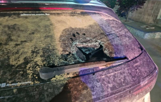 Homem invade casa, agride moradores e danifica carro durante confusão em Iuiú