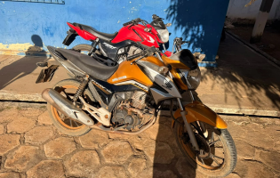 Polícia Militar recupera duas motos com restrição de furto e roubo e conduz três pessoas à delegacia em Livramento