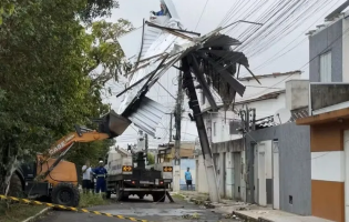Vendaval deixa rastro de destruição e leva Prefeitura de Eunápolis a decretar situação de emergência