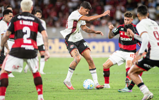 Vitória perde para o Flamengo e segue sem vencer fora de casa no Brasileirão
