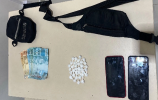 Homem é preso por tráfico de drogas após denúncia de cobrança de dívida em Vitória da Conquista