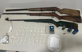 Suspeitos fogem e abandonam armas e drogas durante ação policial em Serra do Ramalho