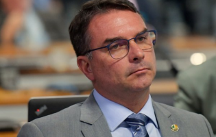 Flávio Bolsonaro volta a defender CPMI do Banco Master após operação da PF atingir Jaques Wagner