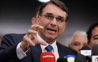 Flávio Bolsonaro aciona TSE contra campanha de Lula por suposto abuso de poder político e econômico