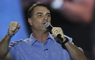 Campanha de Flávio Bolsonaro convida ex-esposa de Janones para debate na Globo
