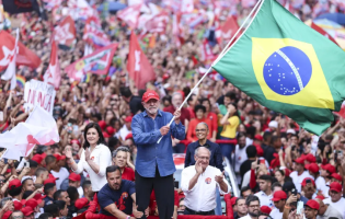 Lula é reeleito presidente do Brasil e conquista quarto mandato após disputa com Flávio Bolsonaro