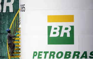 Petrobras anuncia alta, corrige informação horas depois e reduz gasolina em R$ 0,19