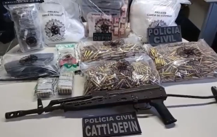 Operação da Polícia Civil fecha laboratório de drogas e apreende fuzil e mais de 160 kg de cocaína em Cafarnaum